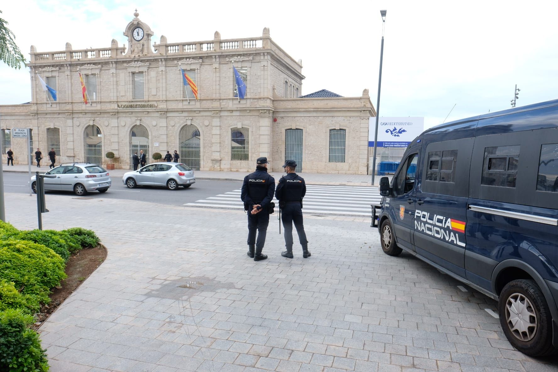 Gran presencia policial y decenas de curiosos en Casa Mediterráneo por la cumbre europea que se celebra en Alicante