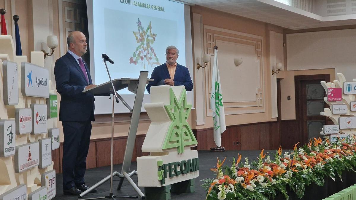 Francisco González, secretario de la Consejería de Agricultura e  Insignia de Oro de Fecoam 2023, junto al presidente Santiago Martínez.