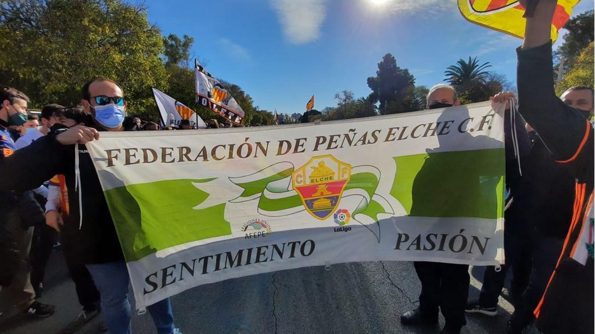 Imagen de Apunt de los peñistas del Elche en el manifestación del 11D.