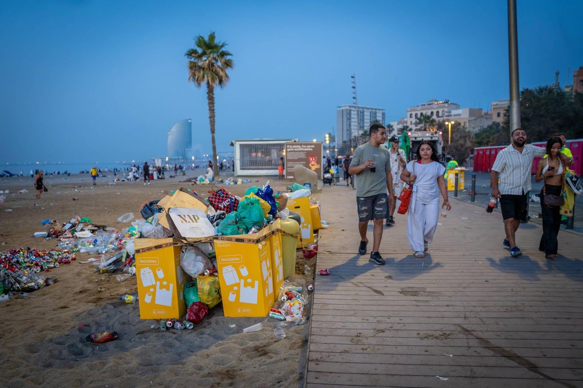 Limpieza de las playas de Barcelona tras la verbena de Sant Joan 2025