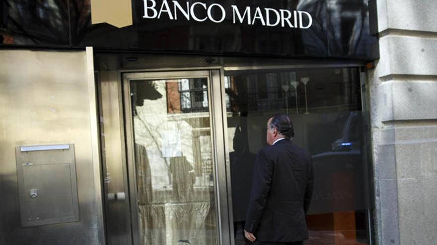 Un hombre en la entrada de Banco Madrid.