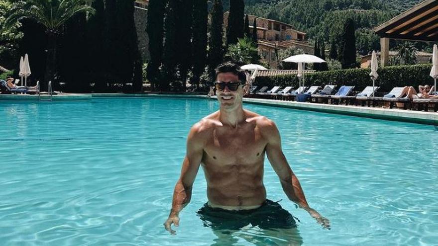 Robert Lewandowski, en la piscina del hotel La Residencia de Deià