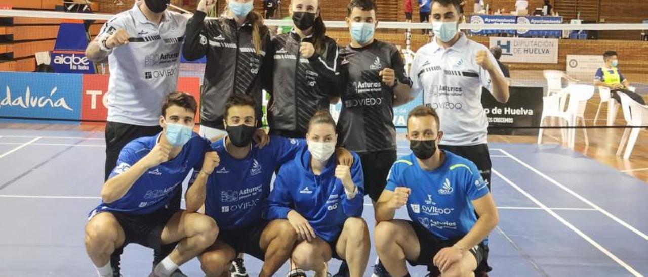 Los componentes del Oviedo Bádminton, ayer, en Huelva. | OB