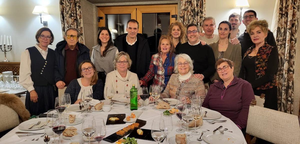 El alcalde de Tui, Enrique Cabaleiro, junto a los dermatólogos durante el congreso celebrado en el Parador. | FDV