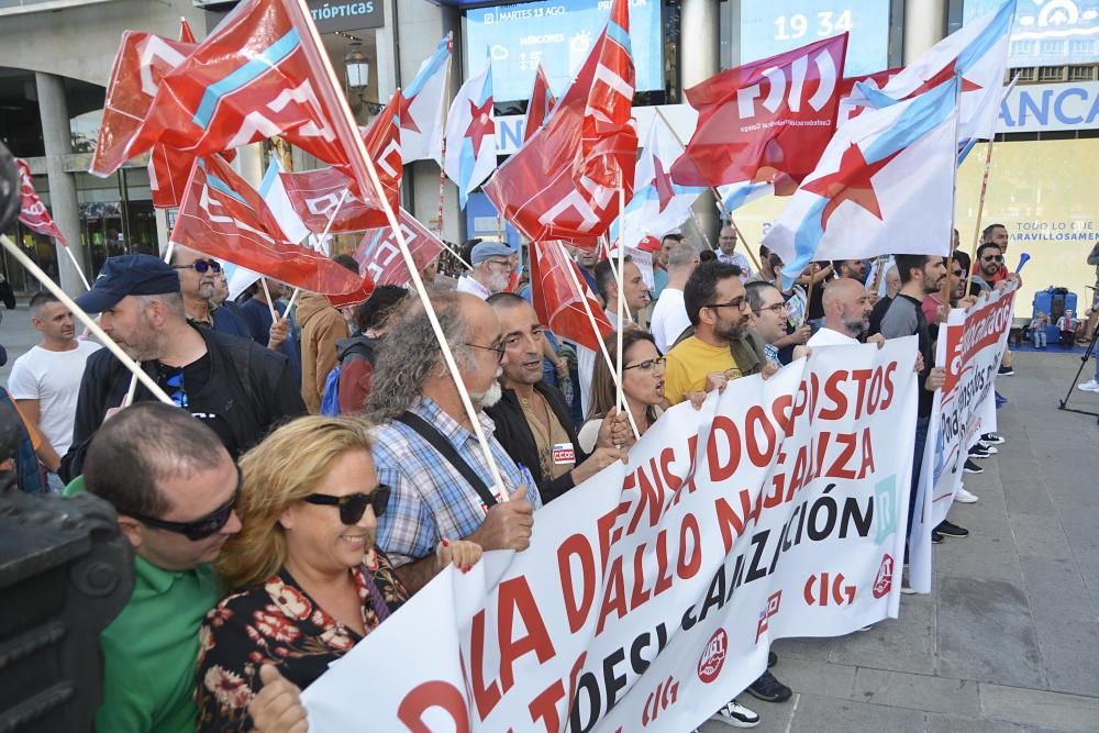 Trabajadores de Comfica,  empresa que presta el servicio de soporte telefónico de R para la provincia de A Coruña, se concentran para protestar contra la deslocalización de los puestos de trabajo.