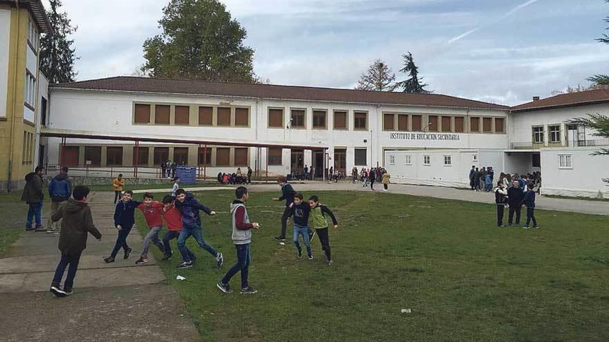 El patio del instituto de Cangas de Onís. Al fondo, a la derecha, las aulas portátiles.