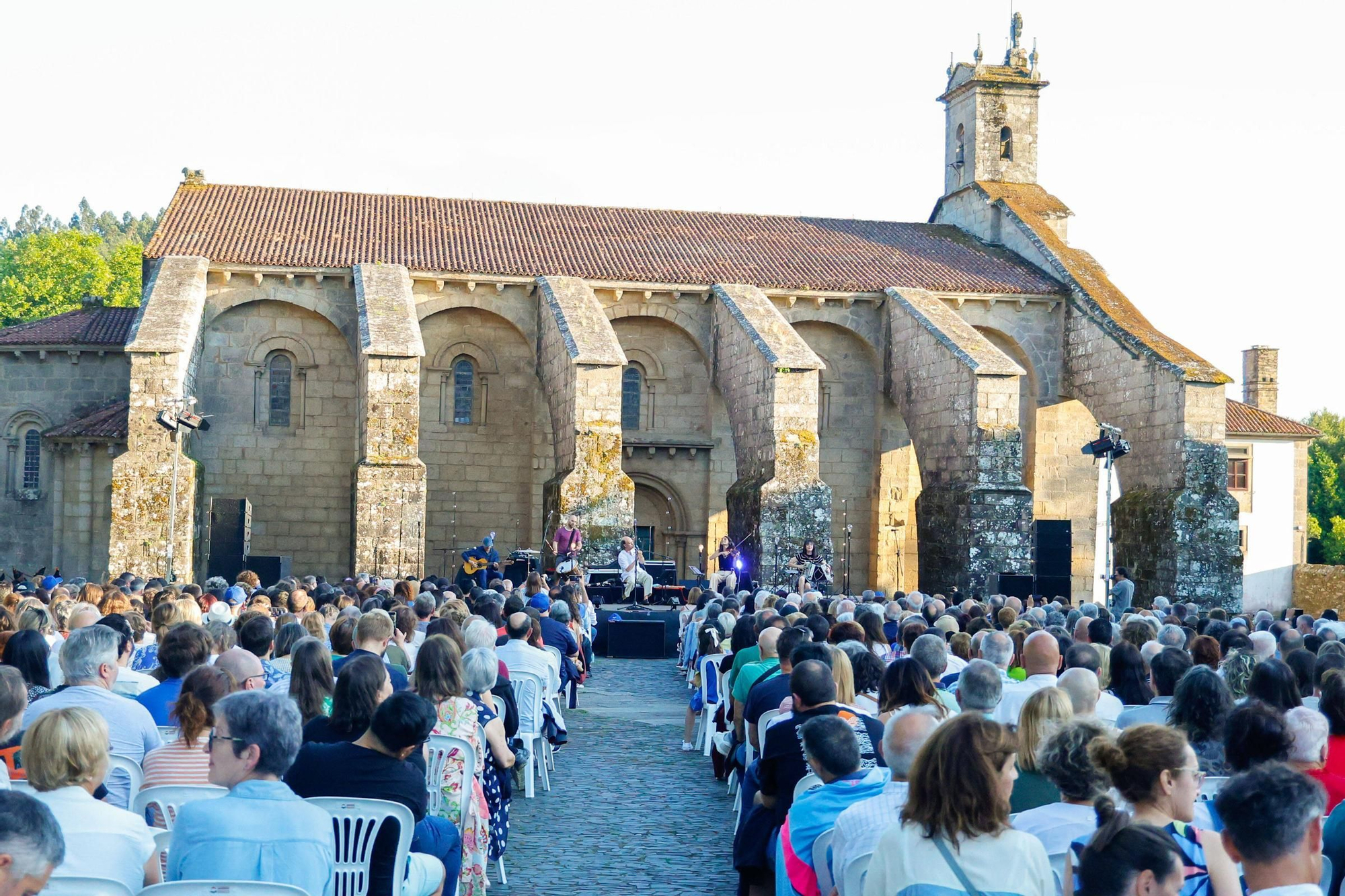 Carlos Núñez pechou o festival Folk na Beira do Sar cun concerto máxico na Colexiata