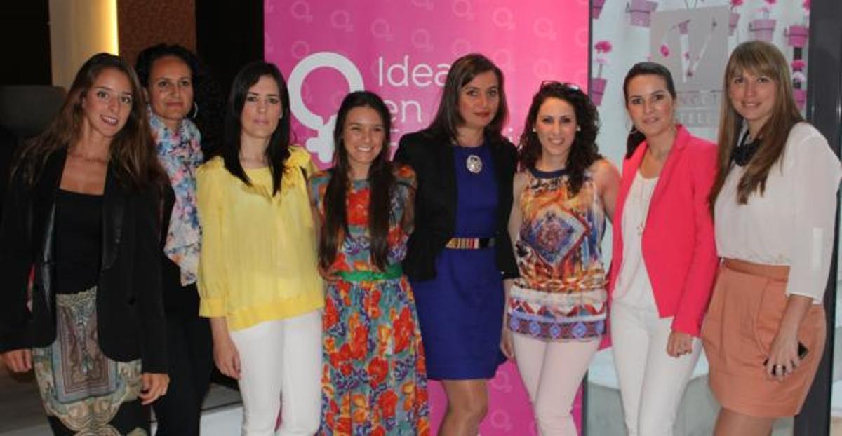 El equipo organizador posa junto a las ponentes