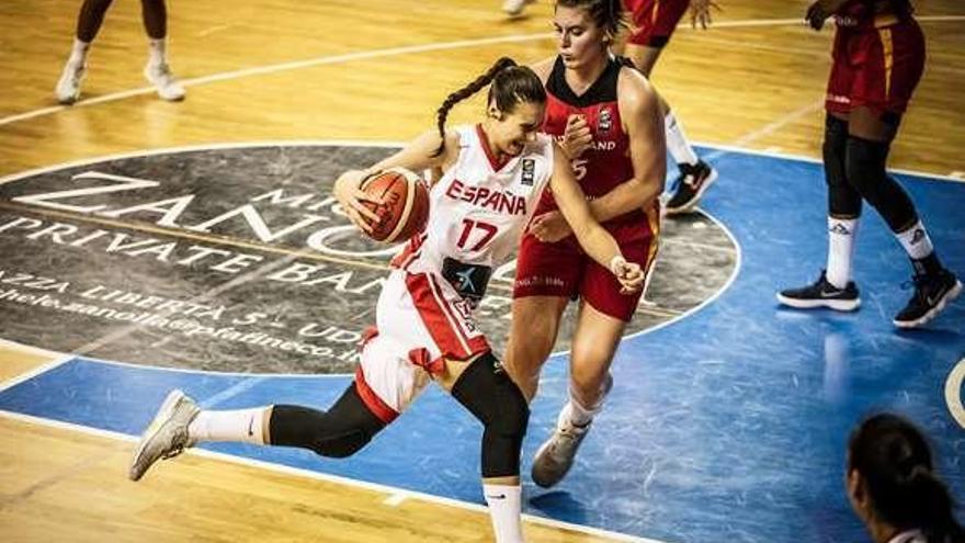 Raquel Carrera, en una entrada a canasta en la final de ayer. // Fiba