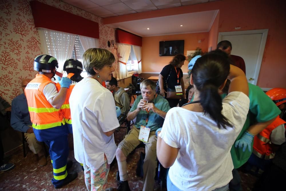El maquinista, el interventor, un turista norteamericano y un joven vigués, fallecidos. Los servicios de emergencias atendieron a los heridos en el andén y la cafetería de la estación.
