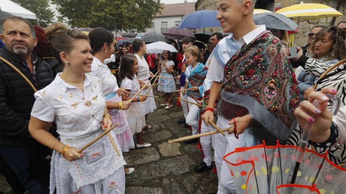 Las danzas delante de la procesión.   | // R.G.  