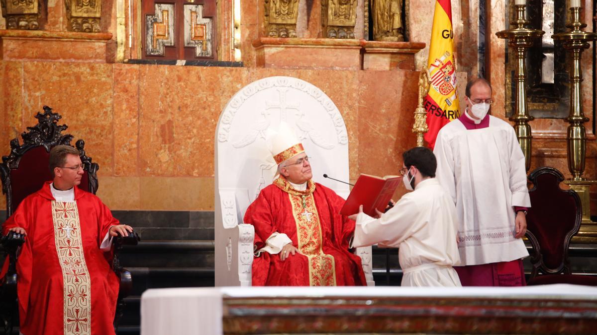 El obispo de Córdoba ordena a siete nuevos sacerdotes en la Catedral