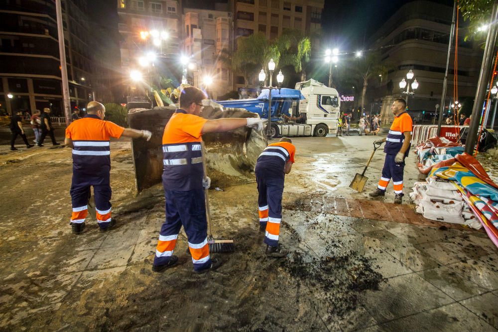 Tras la «Cremá» de los numerosos monumentos fogueriles hemos disfrutado de una ciudad que ha amanecido limpia gracias al trabajo de los equipos de UTE Alicante