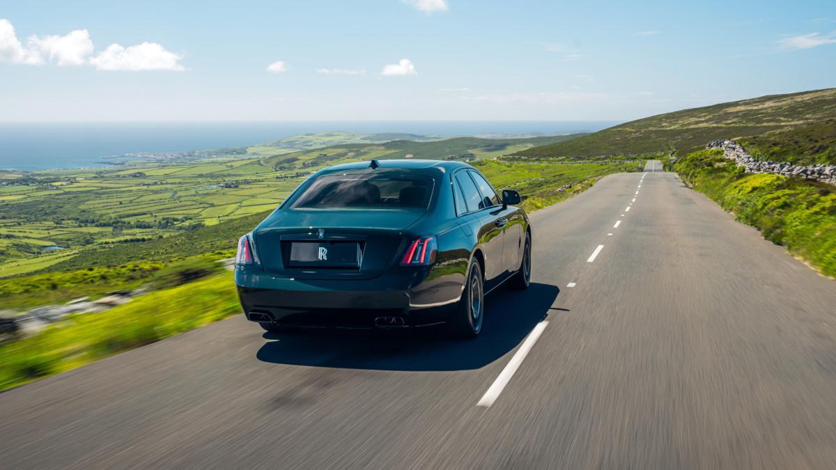 El tono Dark Emerald no es casual. Recupera el color del coche con el que Rolls se impuso en el Tourist Trophy hace 120 años.