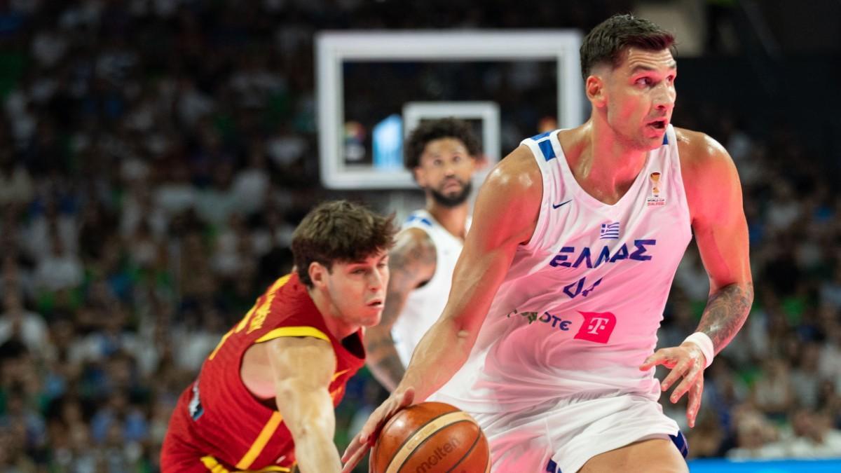 Dinos Mitoglou, ante España