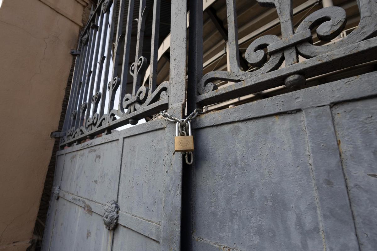 Uno de las puertas de acceso a la Plaza de Toros de Xàtiva, con un candado.