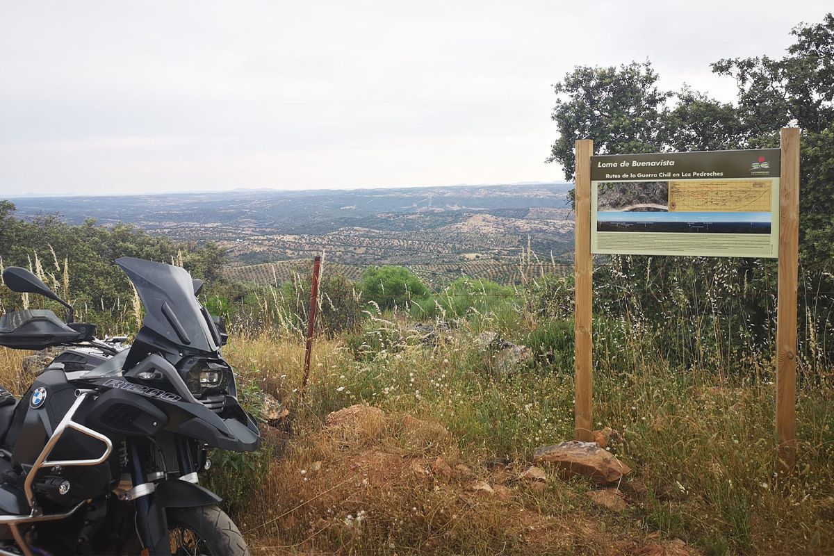 Parada en la ruta para ver las trincheras de la Guerra Civil