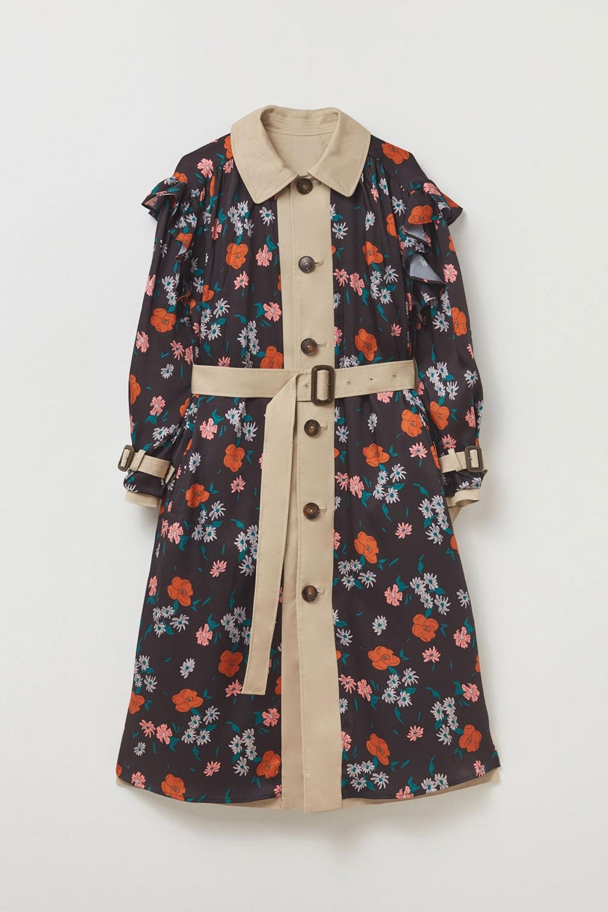 Trench reversible de flores de Sfera (precio: 89,99 euros)