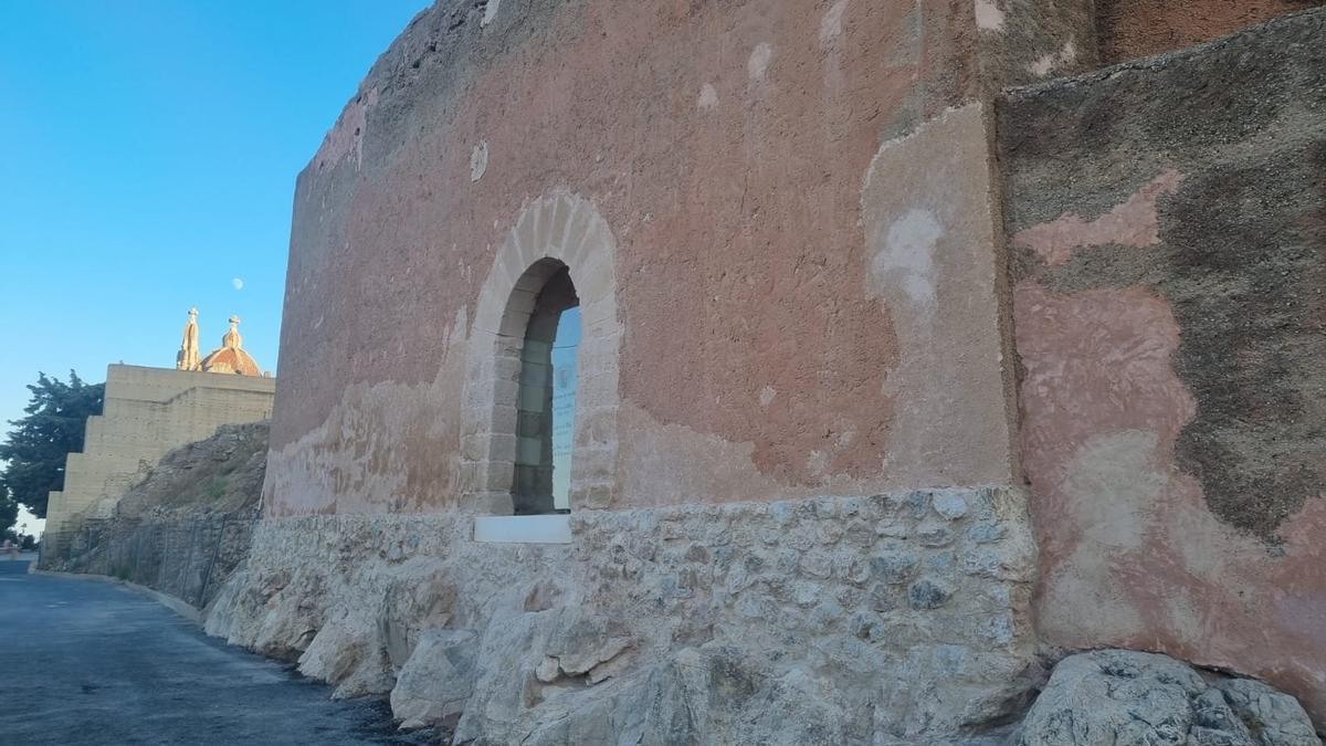 Estado del castillo de Novelda tras la restauración de la puerta lateral del muro.