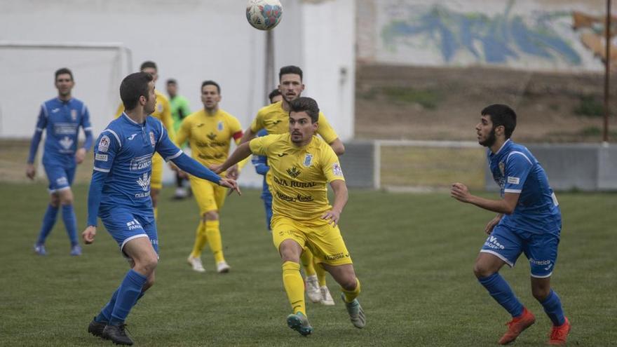 Raúl Calvo, de la Bovedana, intenta llevarse el balón.