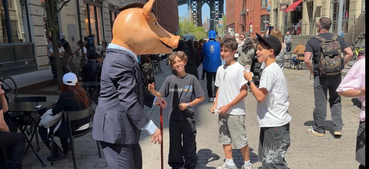 Acto promocional de Don Cocho en el histórico barrio DUMBO, de Brooklyn.