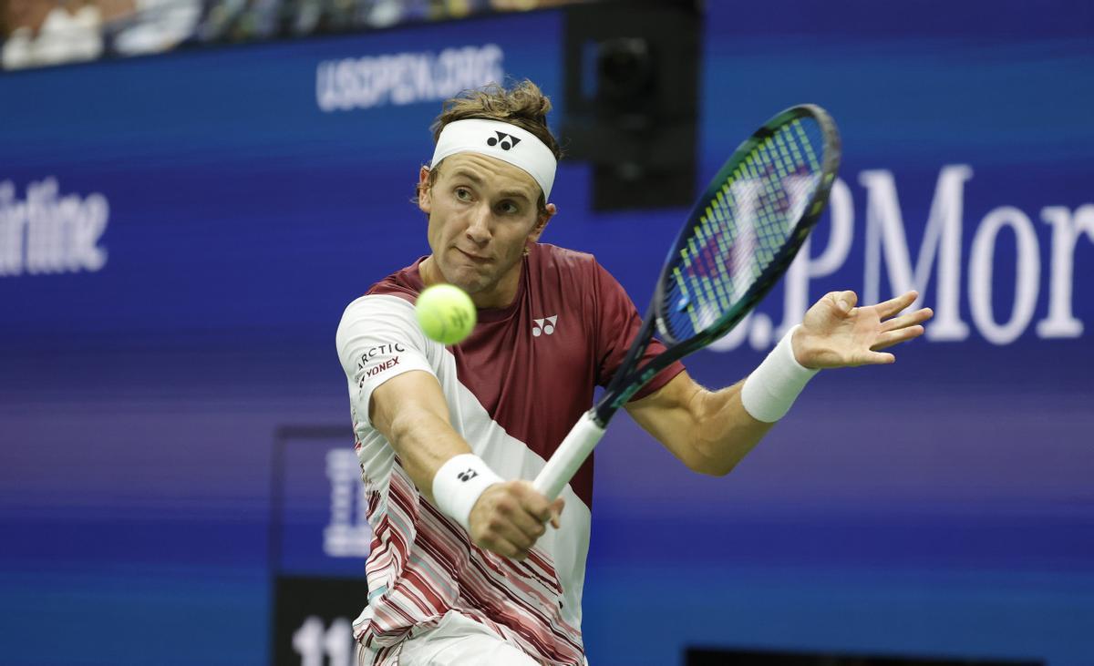 Flushing Meadows (United States), 11/09/2022.- Casper Ruud of Norway hits a return to Carlos Alcaraz of Spain during the men’s final match at the US Open Tennis Championships at the USTA National Tennis Center in Flushing Meadows, New York, USA, 11 September 2022. The US Open runs from 29 August through 11 September. (Tenis, Abierto, Noruega, España, Estados Unidos, Nueva York) EFE/EPA/JASON SZENES