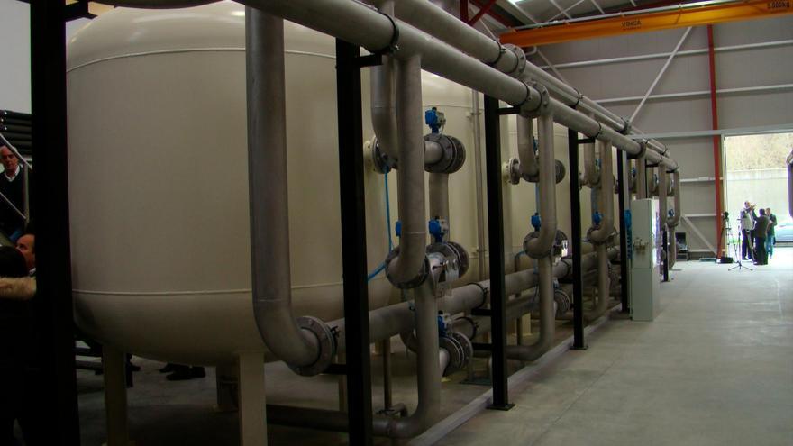 Depósitos de agua en el interior de la potabilizadora que gestionará una mancomunidad maiana. Foto: CG