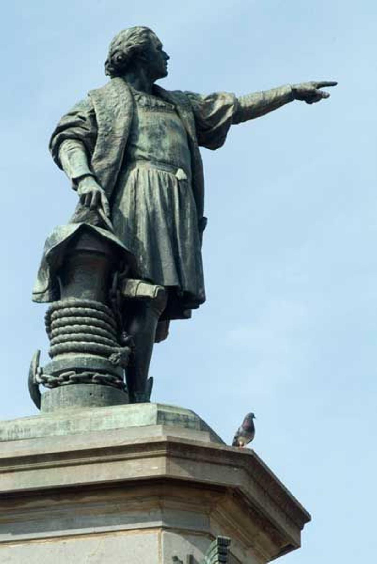 Estatua de Colón apuntando con el dedo al norte en el Parque de Colón