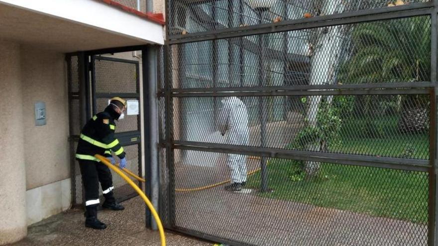 Militares de la UME desinfectado la zona exterior del geriátrico El Catí de Elda