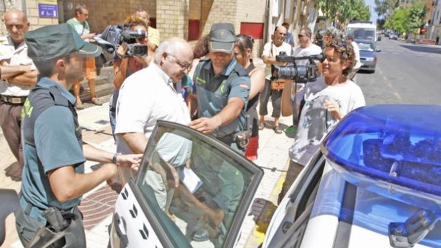 Cardona entra en un coche de la Guardia Civil, camino de la cárcel, el pasado 30 de julio.