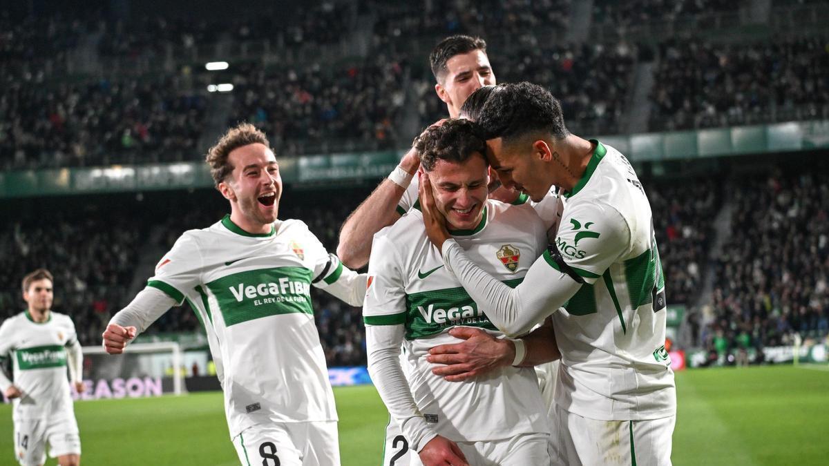 El Elche se conjura para retomar el camino de la victoria este sábado ante el Mallorca. Imagen del gol de Alex Febas en el Elche 2-Sevilla 2.