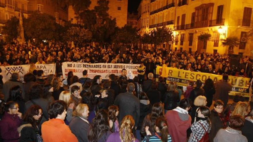 Manifestantes a su llegada a la plaza de la Virgen, ayer.