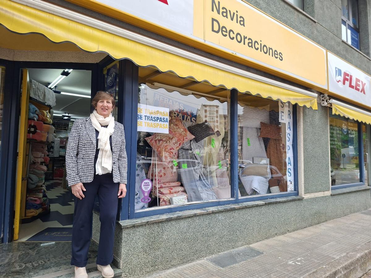 Mari Carmen González en la puerta de su negocio.