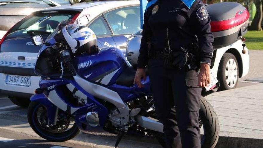 Una agente de la Policía Local de O Grove en el recinto ferial. // Muñiz