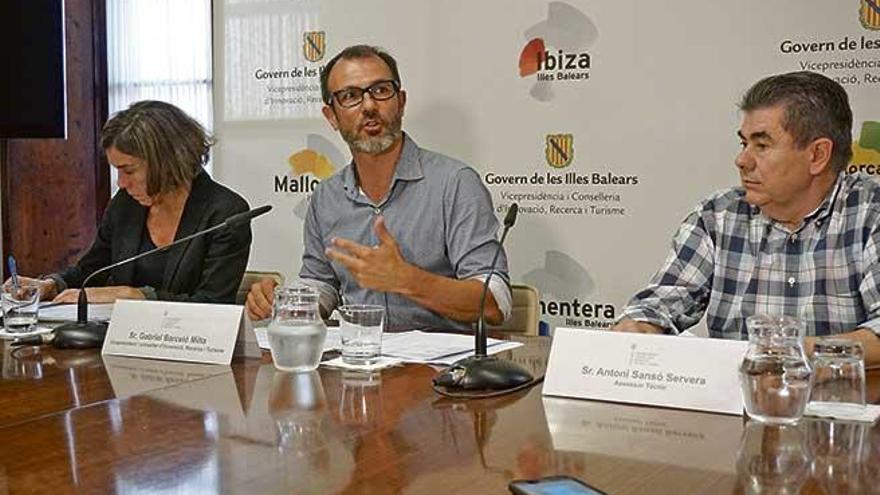 Pilar Carbonell junto al vicepresidente del Govern, Biel Barceló, y el nuevo director general de Turismo, Antoni Sansó, en una imagen de archivo.