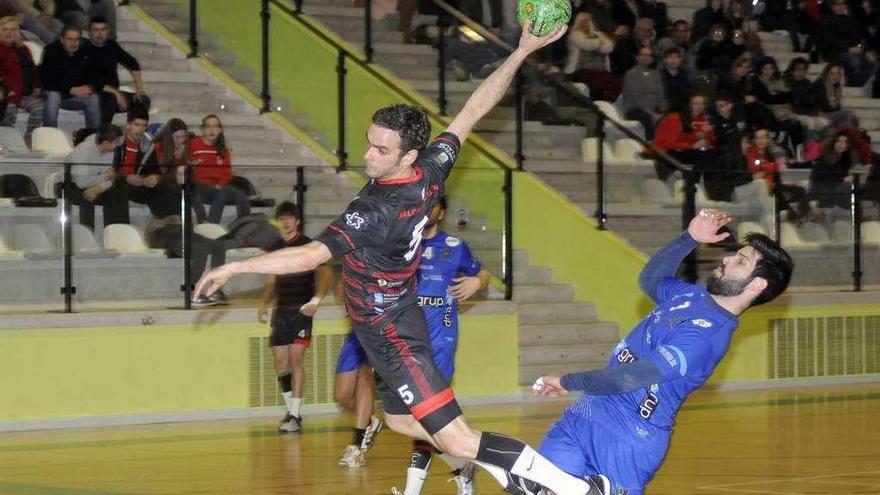 Gustavo, en una jugada del partido disputado ayer en el Lalín Arena. // Bernabé/Javier Lalín