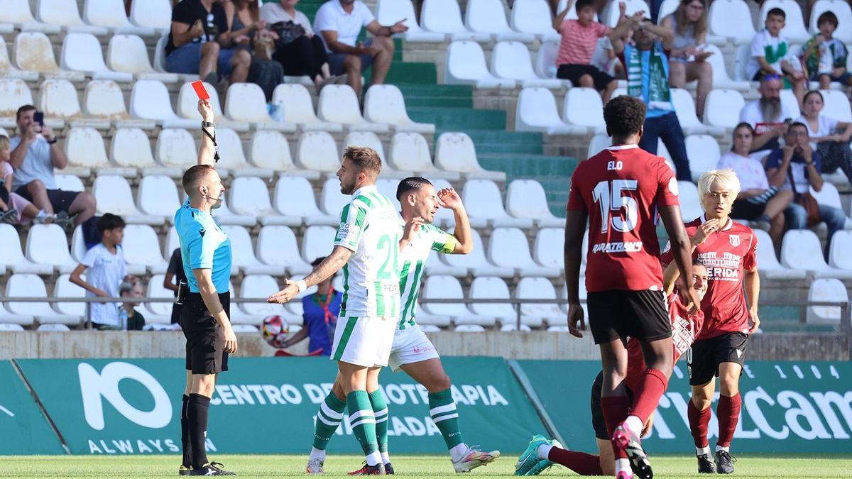 Cambronero González muestra la tarjeta roja a Kike Márquez durante el Córdoba CF - Mérida.