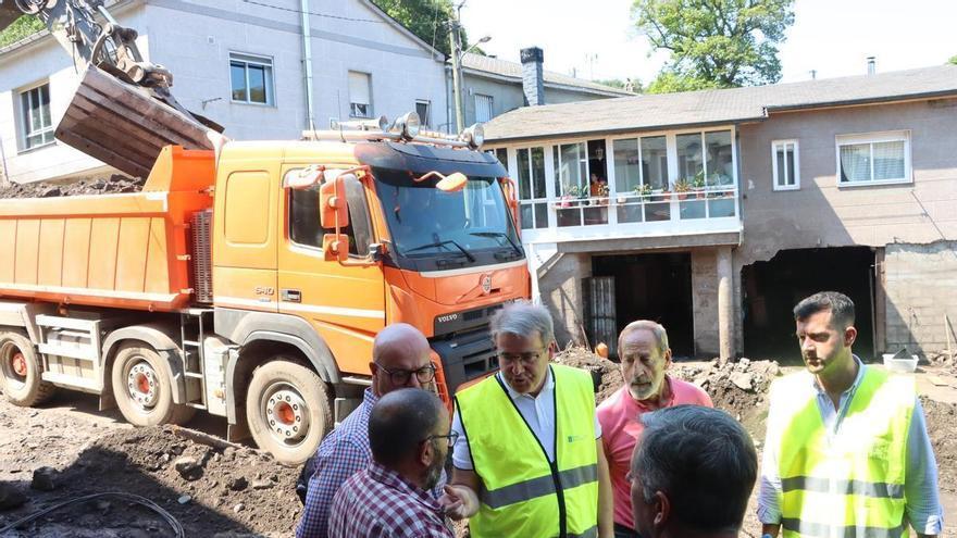 El desescombro avanza tras la riada que sacudió Viana do Bolo: «Hai casas ás que xa se pode acceder, pero queda moito que facer»