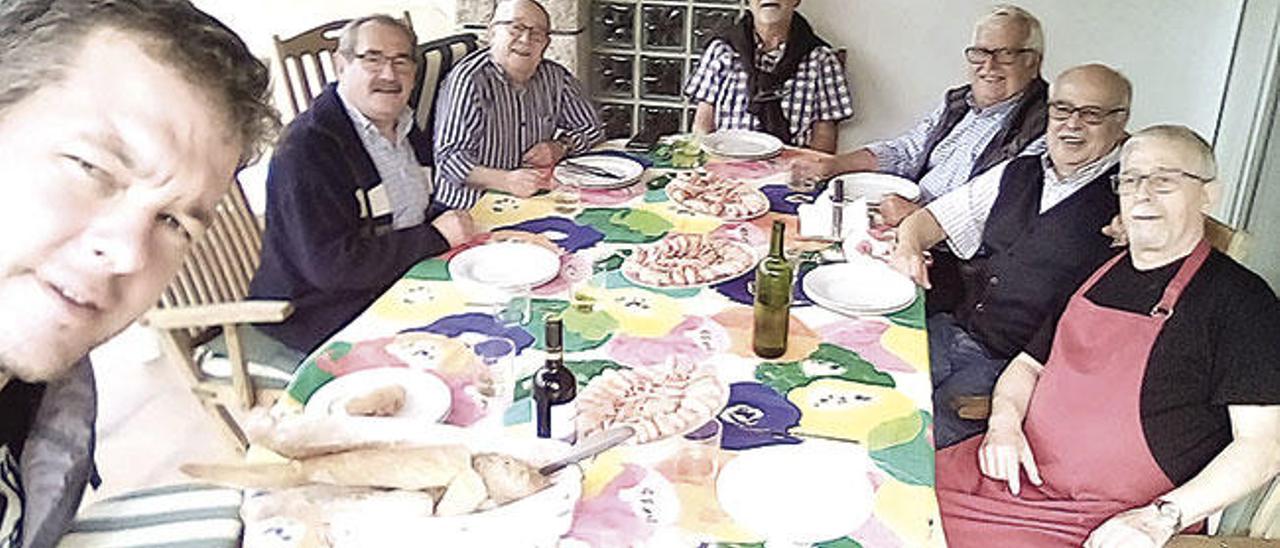 Los fraternocomedores. En este espacio fotográfico festejamos la cultura pero no menos esos momentos de placer y distensión social que son los encuentros entre amigos. Ahí tenéis a unos militantes de la fraternidad, combatientes armados de tenedor y cuchara como estos que acosaron a un bacalao al horno tras reducir a la nada a unas cigalas. No contentos, hicieron una incursión devastadora contra cañitas, filloas e higos de la huerta donde estaban, ahí por Gondomar. Y para comer, quitaron sus antifaces Santi Messeguer, Manolito Pitrini, Mingos Fernández, Manolo Durán, Jacinto Clavero, Tino Méndez y Juan Iglesias. ¡Presentes!