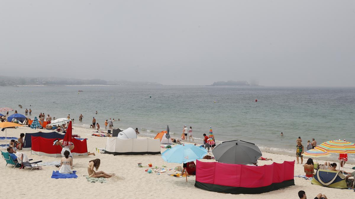 La niebla no evitó que miles de personas disfrutaran de las playas de Vigo