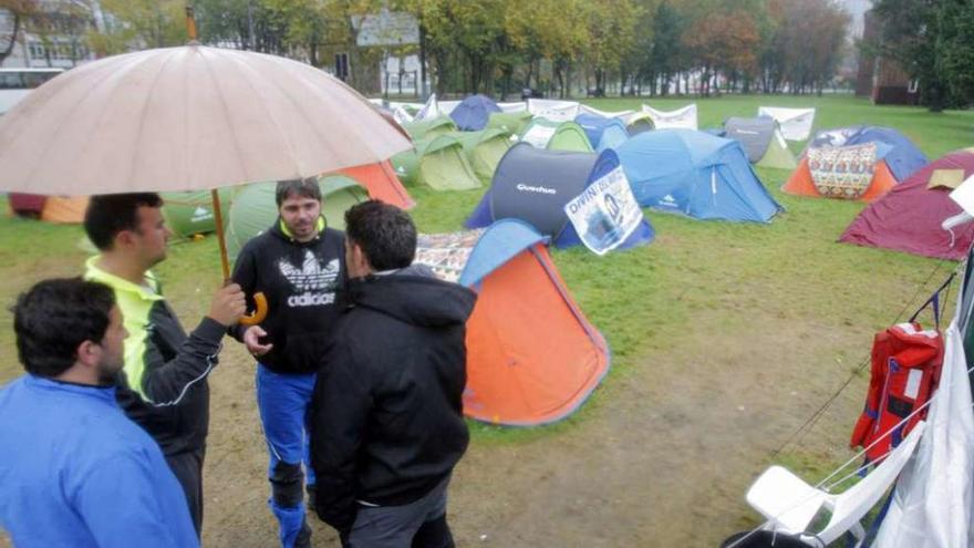 La acampada de la flota de cerco ante la sede de la Xunta en Santiago.