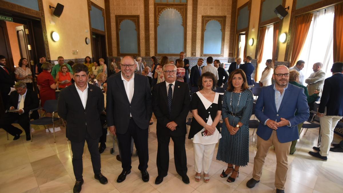 Autoridades asistentes al acto organizado por el Colegio de Enfermería en el Rectorado de la Universidad de Córdoba.