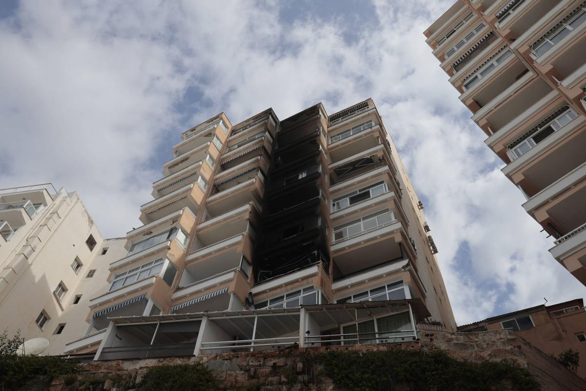 FOTOS | Mueren dos personas en un incendio en un bloque de viviendas de Magaluf FOTOS | Mueren dos personas en un incendio en un bloque de viviendas de Magaluf