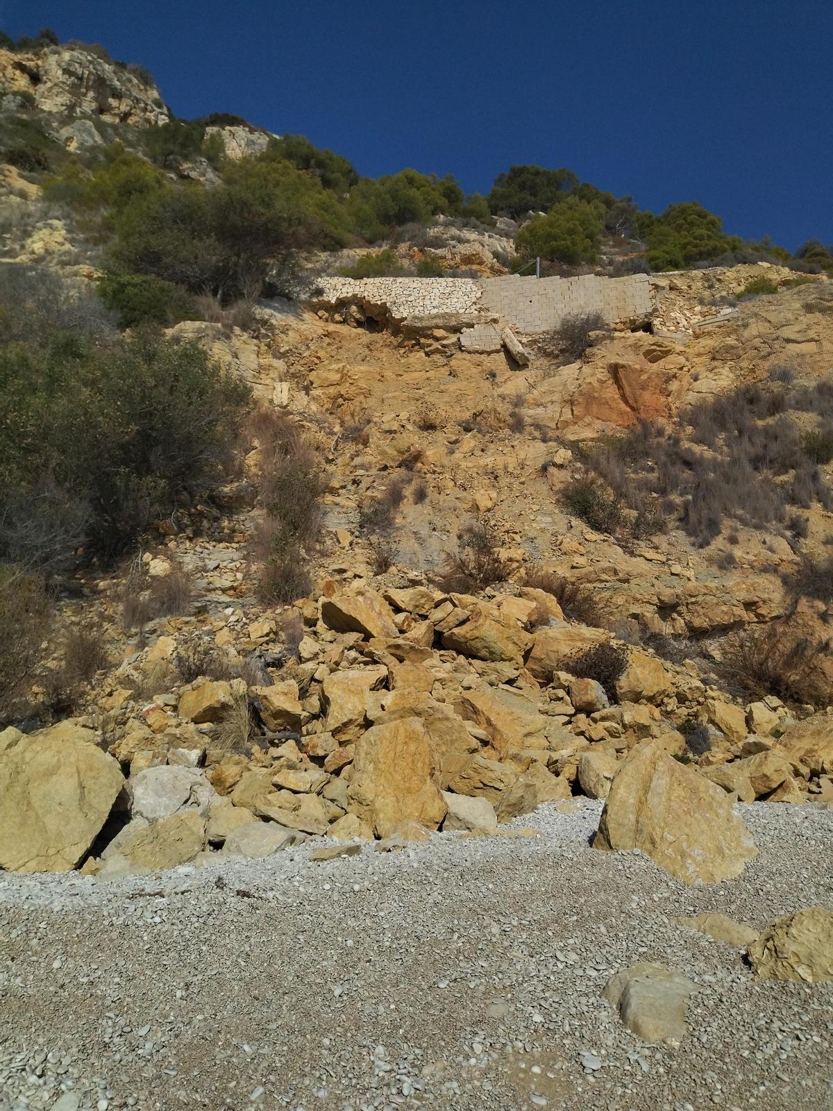 Las piedras que se han desgajado del acantilado y han caído a la playa