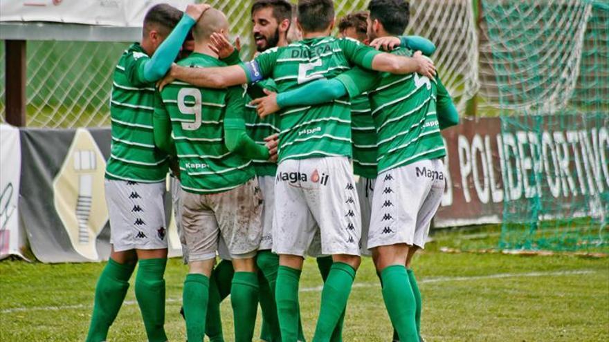 El Cacereño trata de mandar en el partido frente al Churra tras el 0-0