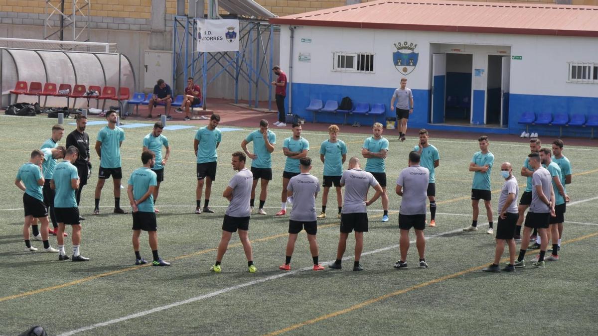 Los jugadores del Córdoba, en la sesión de entrenamiento en Las Palmas previa al partido ante el Tamaraceite.