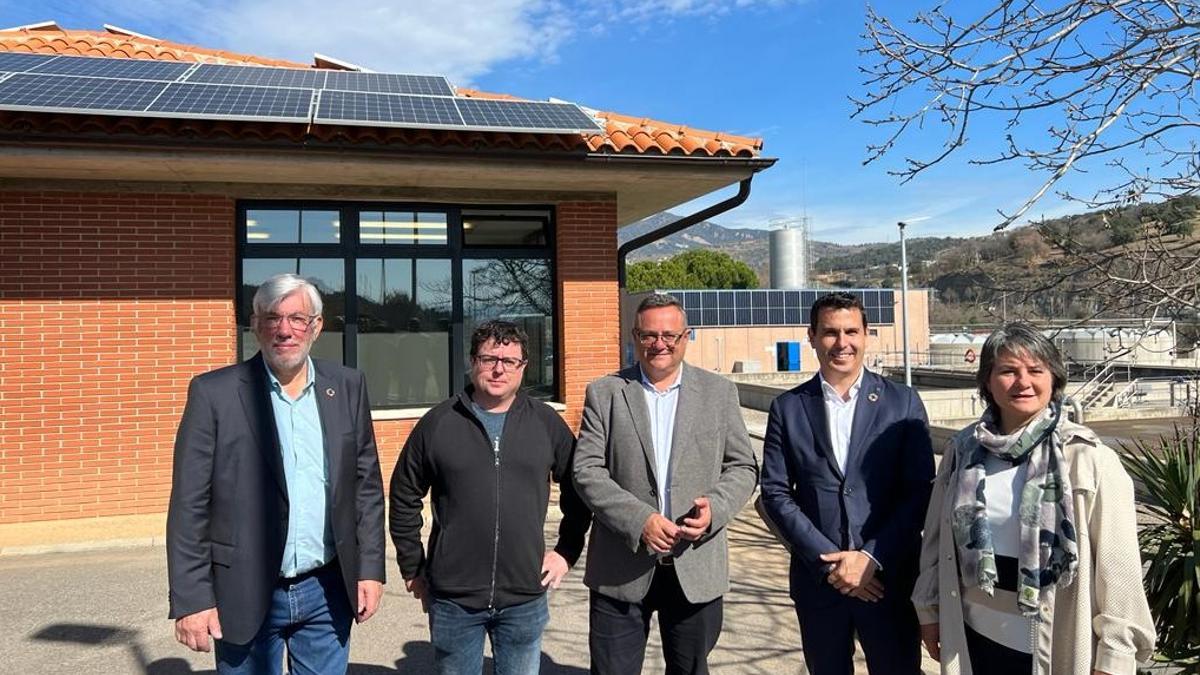 Samuel Reyes, director de l'ACA (segon per la dreta), ha fet una visita a la depuradora de Berga per la posada en marxa de les plaques solars