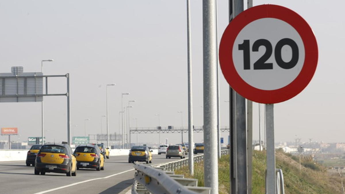 Las nuevas señales de velocidad, en la autovía C-31 sur, a la altura de Gavà.