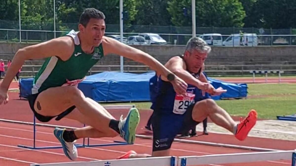 Un miembro de Atletismo Ames, con camiseta verde, en una competición