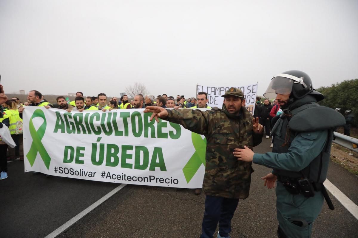 Agricultores cortan la autovía A-4 entre Montoro y Villa del Río